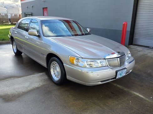 Used 2000 Lincoln Town Car Executive image 3