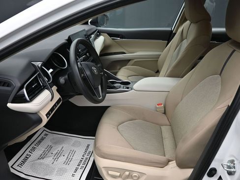 Used 2022 Toyota Camry LE image 3