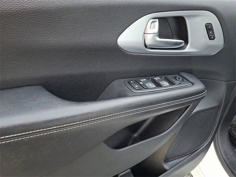 Used 2020 Chrysler Pacifica Touring-L Plus w/ S Appearance Package image 13