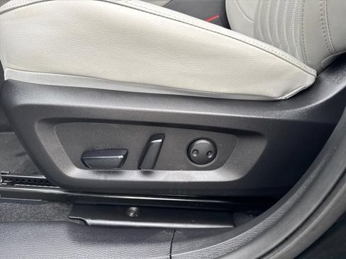 Used 2025 Mitsubishi Outlander AWD image 17