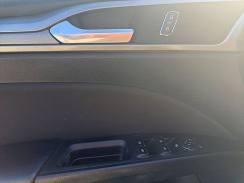 Used 2018 Ford Fusion SE w/ Fusion SE Technology Package image 9