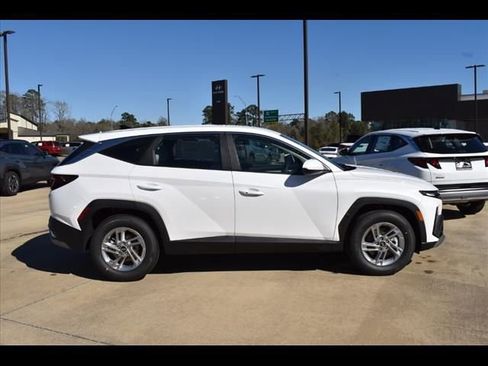 Used 2025 Hyundai Tucson SE FWD image 2