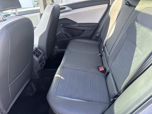 Certified 2025 Volkswagen Taos SE w/ Panoramic Sunroof Package FWD image 18