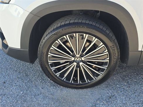 Used 2025 Volkswagen Taos SE image 7