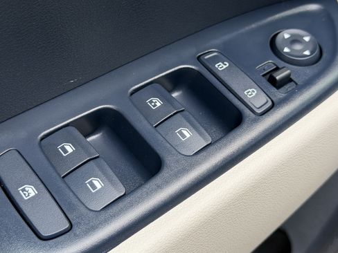 Used 2023 Hyundai Venue Limited FWD image 5