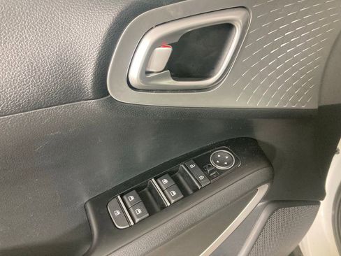 Certified 2025 Kia Soul LX w/ LX Technology Package FWD image 11
