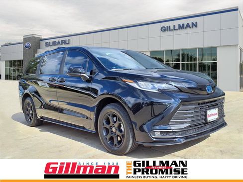 Used 2025 Toyota Sienna XLE Woodland Edition image 1