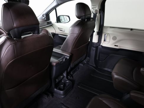 Used 2021 Toyota Sienna Platinum image 56