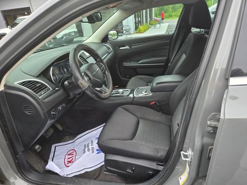 Used 2019 Chrysler 300 Touring w/ Driver Convenience Group RWD image 6