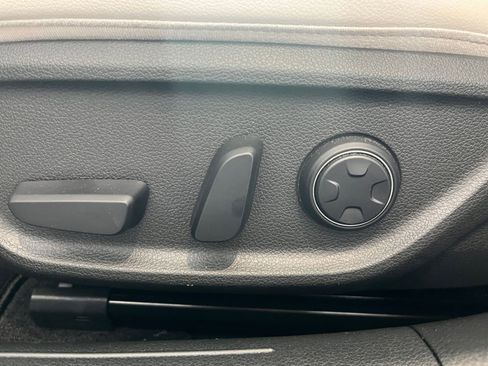 Used 2025 Genesis G70 2.5T image 23