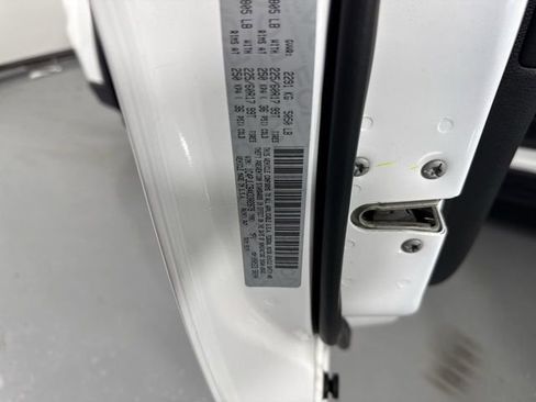 Used 2019 Jeep Cherokee Latitude w/ Cold Weather Group image 35