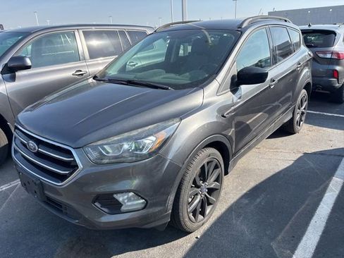 Used 2017 Ford Escape SE w/ SE Sport Appearance Package AWD/4WD image 3