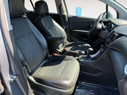 Used 2019 Chevrolet Trax LT w/ LT Convenience Package FWD image 19