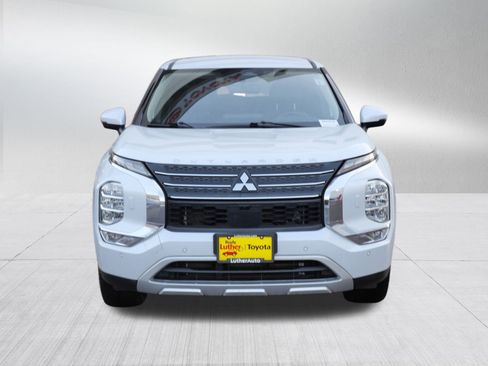 Used 2022 Mitsubishi Outlander SE image 2