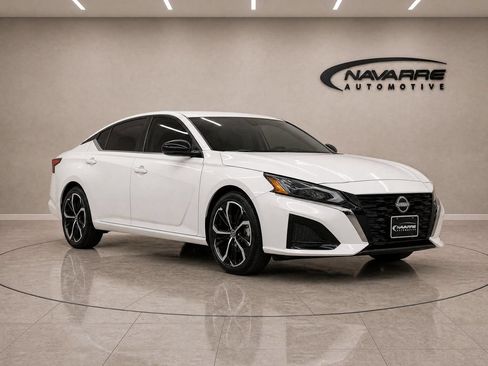 Used 2025 Nissan Altima 2.5 SR FWD image 9