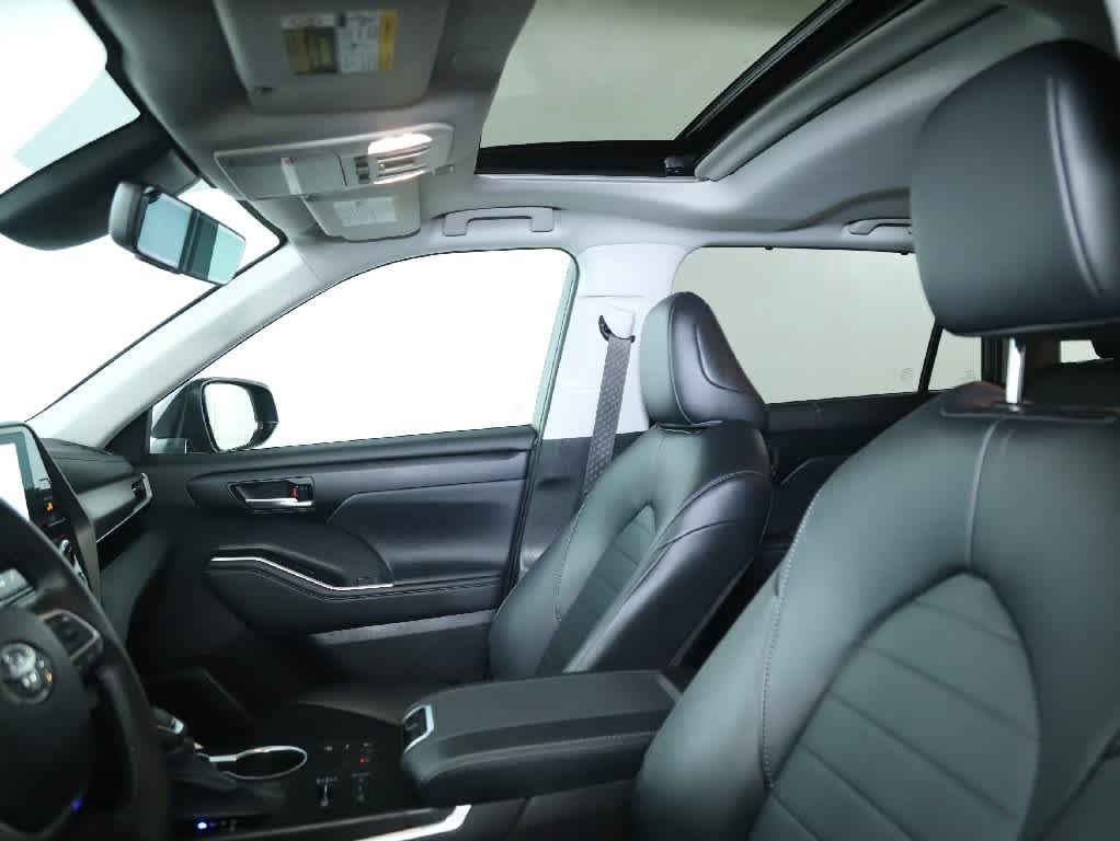 Used 2024 Toyota Highlander XLE AWD/4WD image 18