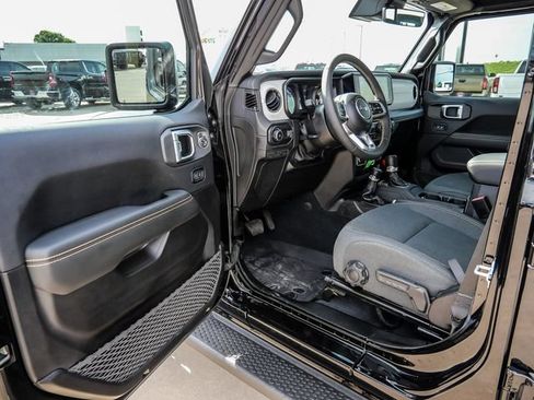 Used 2024 Jeep Wrangler Unlimited Sahara w/ Technology Group AWD/4WD image 32