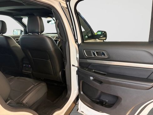 Used 2018 Ford Explorer XLT w/ Equipment Group 202A AWD/4WD image 18