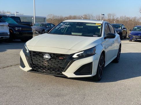 Used 2023 Nissan Altima 2.5 SR w/ SR Premium Package image 3