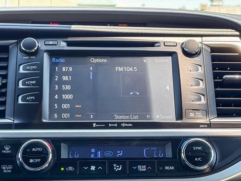 Used 2017 Toyota Highlander XLE AWD/4WD image 13