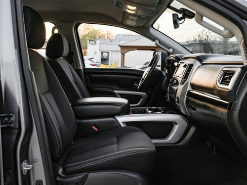 Used 2017 Nissan Titan SV image 29