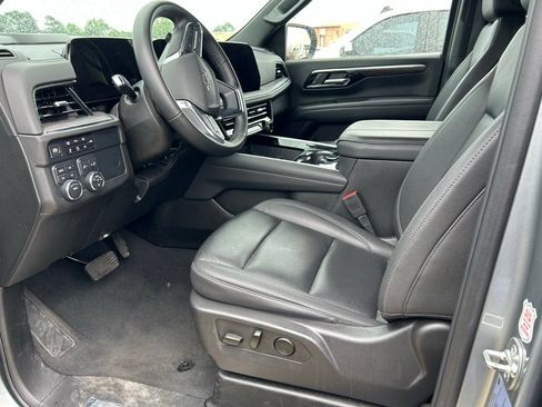 Used 2025 Chevrolet Suburban Z71 AWD/4WD image 11