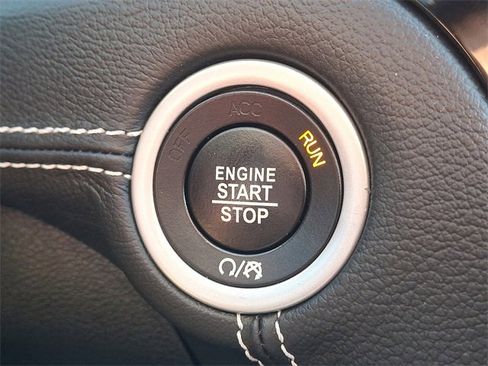 Used 2023 Chrysler 300 C image 23