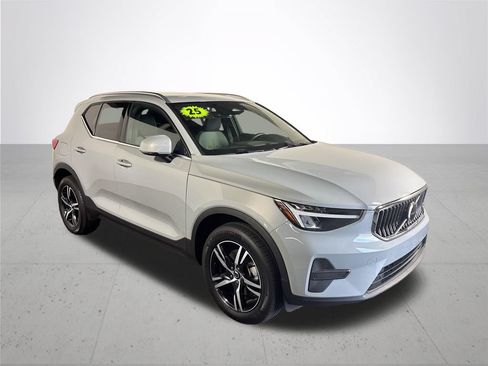 Used 2025 Volvo XC40 B5 Core AWD/4WD image 4