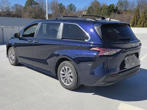 Used 2024 Toyota Sienna XLE image 3