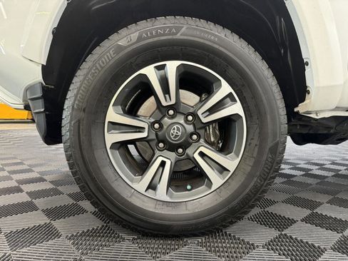 Used 2017 Toyota Tacoma TRD Sport image 11