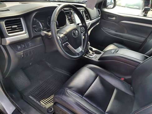 Used 2017 Toyota Highlander XLE AWD/4WD image 11