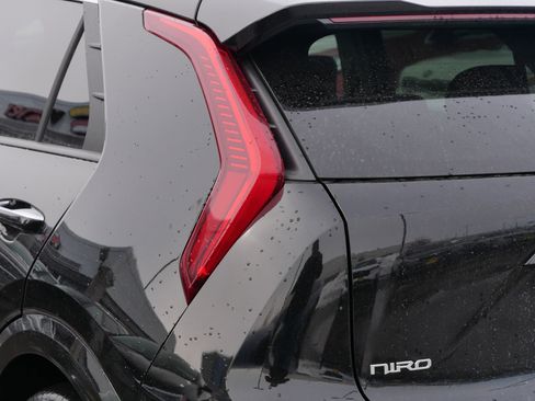 Certified 2024 Kia Niro Wave w/ Wave Preserve Package image 17