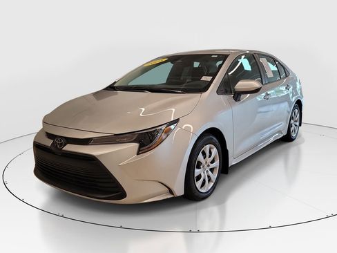 Used 2025 Toyota Corolla LE image 3