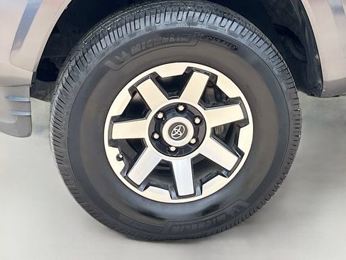 Used 2020 Toyota Tacoma SR5 RWD image 28
