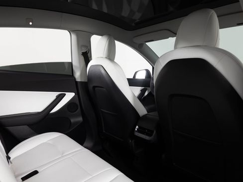 Used 2022 Tesla Model Y Long Range image 23