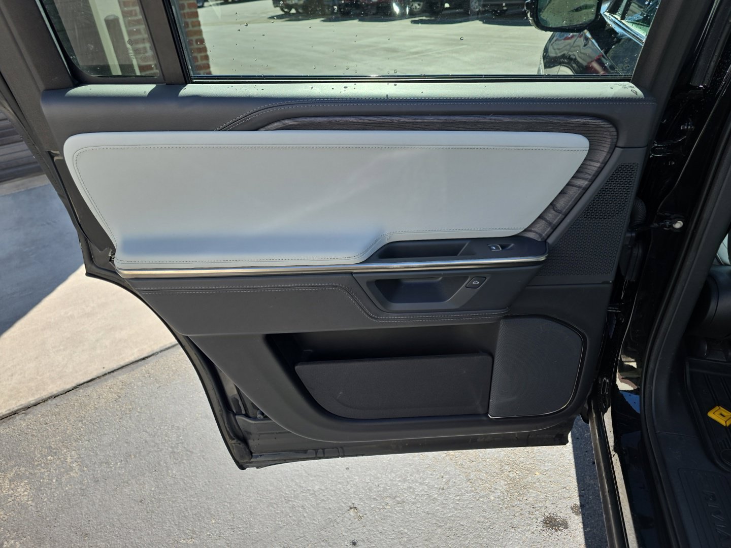 Used 2025 Rivian R1S Adventure Dual AWD/4WD image 23