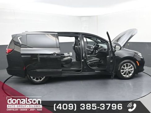 Used 2026 Chrysler Pacifica Limited FWD image 23