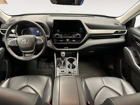 Used 2023 Toyota Highlander XLE AWD/4WD image 11