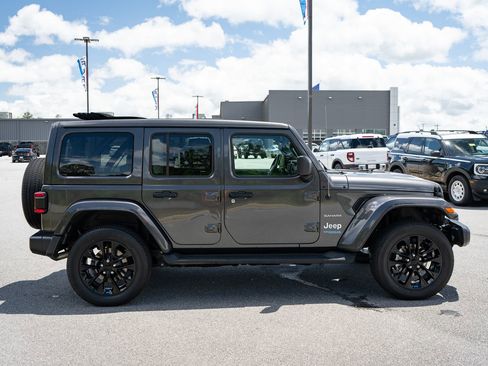 Used 2022 Jeep Wrangler Unlimited Sahara w/ Cold Weather Group AWD/4WD image 11