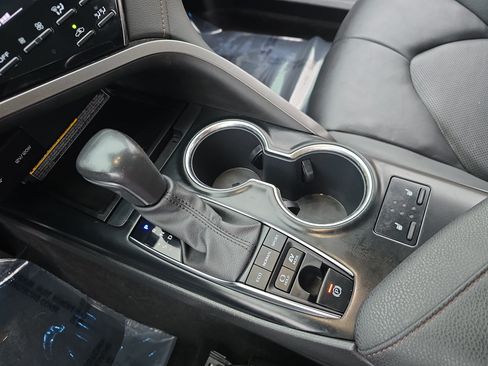 Used 2020 Toyota Camry XLE w/ Sunroof Package FWD image 24
