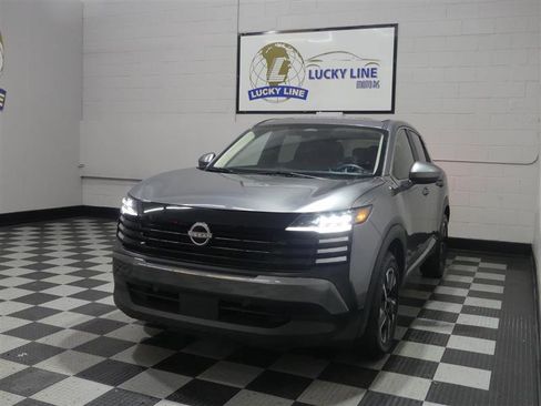 Used 2025 Nissan Kicks SV image 4