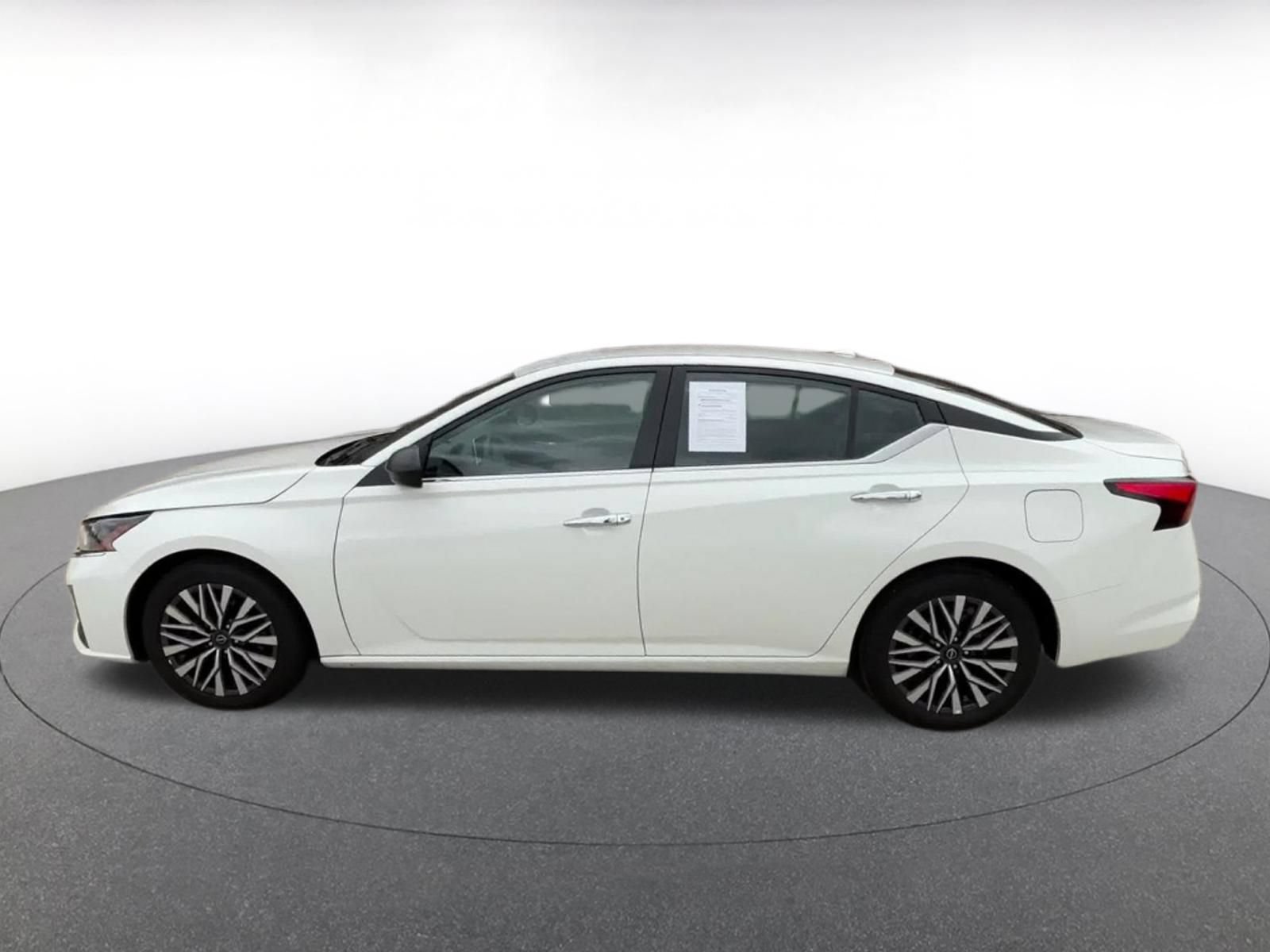 Used 2025 Nissan Altima 2.5 SV FWD image 8