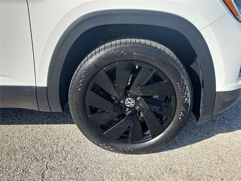Used 2024 Volkswagen Atlas SE w/ Black Wheel Package FWD image 9