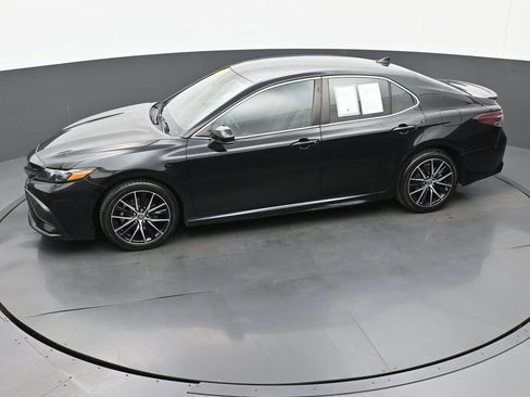 Used 2021 Toyota Camry SE image 34