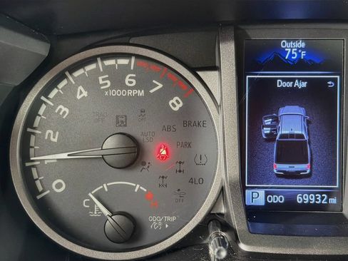 Used 2017 Toyota Tacoma TRD Sport AWD/4WD image 13