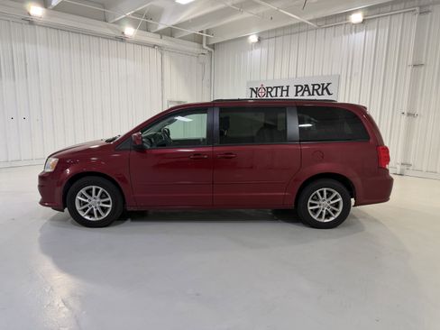 Used 2014 Dodge Grand Caravan SXT w/ Rear Park Assist Package FWD image 2