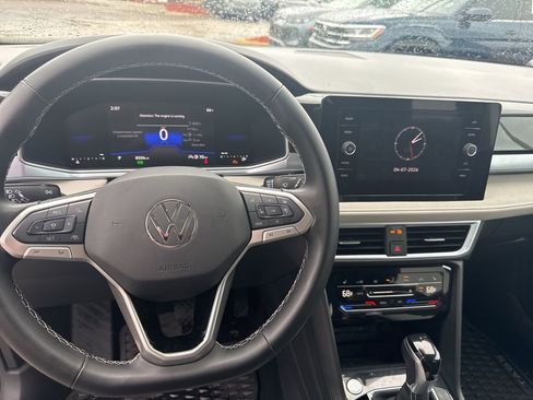 Used 2025 Volkswagen Taos SE w/ Panoramic Sunroof Package image 12