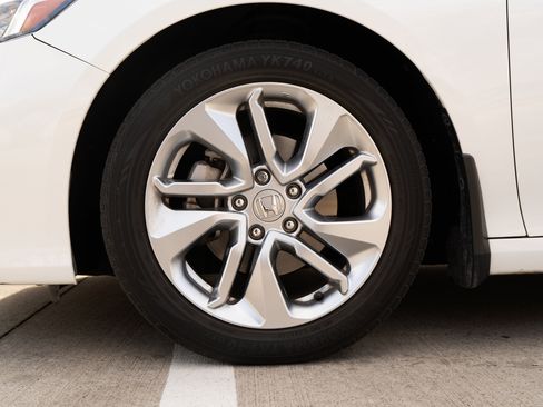 Used 2018 Honda Accord LX image 14