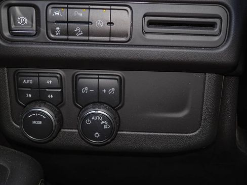 Used 2023 Chevrolet Suburban Premier AWD/4WD image 11