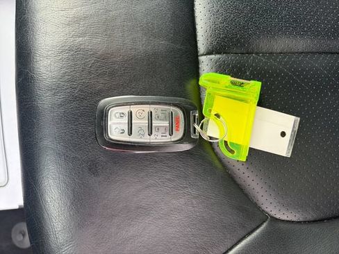 Used 2022 Chrysler Pacifica Touring-L w/ Uconnect Theater Family Group FWD image 26